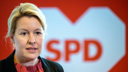 Franziska Giffey spricht nach dem Treffen des SPD-Landesvorstands im Kurt-Schumacher-Haus mit Medienvertretern. 