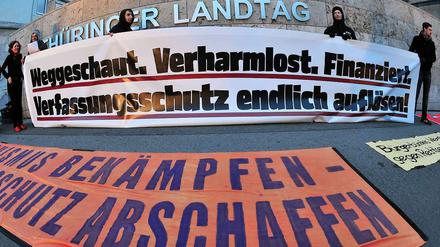 Demonstranten fordern vor dem Thüringer Landtag in Erfurt die Auflösung des Landesamtes für Verfassungsschutz. Zahlreiche Pannen bei der Verfolgung von Rechtsterroristen kommen derzeit ans Licht. 