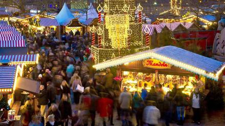 In Berlin-Kreuzberg wurde darüber diskutiert, ob der Weihnachtsmarkt in Winterfest umbenannt werden sollte. Der Weihnachtsmarkt auf dem Breitscheidplatz (Bild) heißt nach wie vor Weihnachtsmarkt.