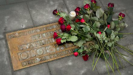 Eine Gedenktafel am Tatort in Stockholm erinnert an den Mord an dem schwedischen Premierminister Olof Palme. 