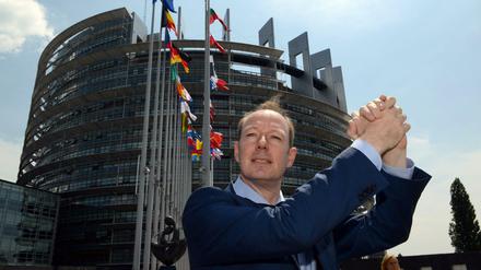 Martin Sonneborn von der Spaßpartei PARTEI in Erfolgspose vor dem Europaparlament. Die Show könnte bald vorbei sein.