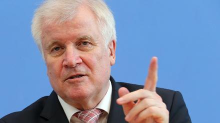 Innenminister Horst Seehofer (CSU) hatte die Abschiebung gefordert und verteidigt die Behörden in NRW.