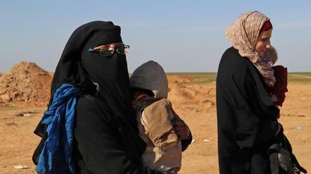 Die deutschen Frauen des aus Sachsen-Anhalt stammenden Dschihadisten Martin L. in Syrien. Die IS-Familie hat mehrere Kinder.