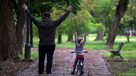 Endlich darf ein Vater aus Sevilla mit seiner Tochter eine Runde im Park gehen. 