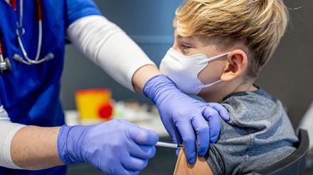 Ein Junge lässt sich in Wolfsburg gegen das Coronavirus impfen.