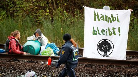 Aktivisten blockieren am Montag eine Kohlebahn im Tagebau Hambach.
