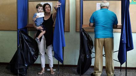Junge und alte Griechen stimmten am Sonntag über das Referendum ab, am Sonntagnachmittag lag die Wahlbeteiligung bereits über 40 Prozent. 