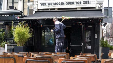 Am Mittwoch hat die Außengastronomiee in den Niederlanden wieder geöffnet. Ein Restaurant in Amsterdam bereitet sich vor. 