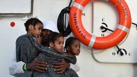 Auf dem Mittelmeer gerettet: Ein Vater mit seinen drei Töchtern an Bord eines Rettungsschiffes.