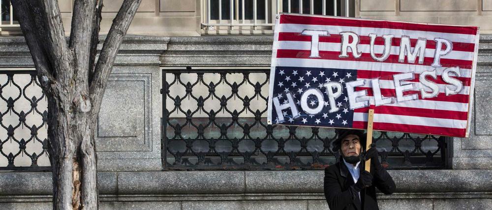 Ein Demonstrant verkleidet als Abraham Lincoln: Donald Trump hält er für einen "hoffnungslosen" Fall.