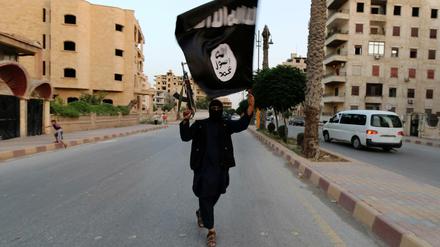 Über Manbidsch lief eine wichtige Nachschubroute des Islamisten in Richtung der IS-Hochburg Rakka im Osten.