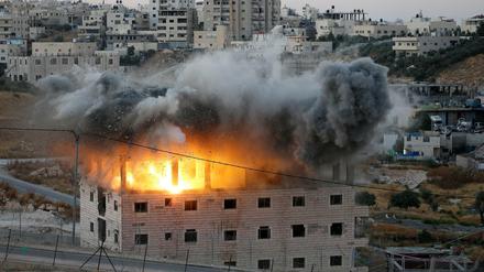 Israelische Soldaten zerstören im Dorf Sur Baher ein palästinensisches Gebäude in der Nähe des Sperrzaunes. 