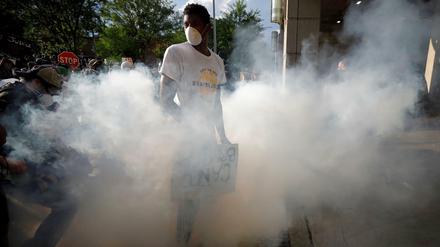 Sicherheitskräfte setzen Tränengas und Pfefferspray gegen Demonstranten ein, hier am Samstag in Raleigh/North Carolina.
