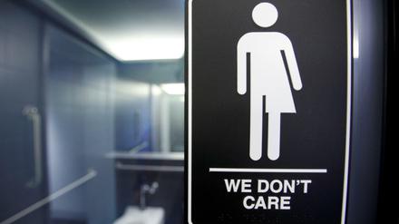 Protestschild gegen das umstrittene Transgender-Gesetz im US-Bundesstaat North Carolina