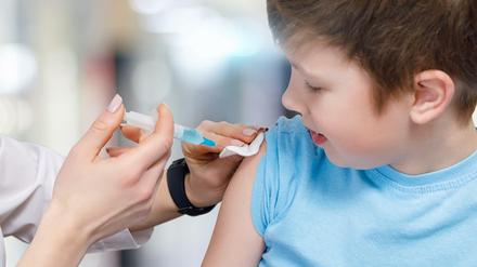 Kleiner Stich mit der Spritze: Ein Kind wird geimpft.