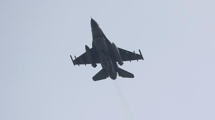 Ein türkischer F-16-Kampfjet startet von der Luftwaffenbasis in Incirlik. 