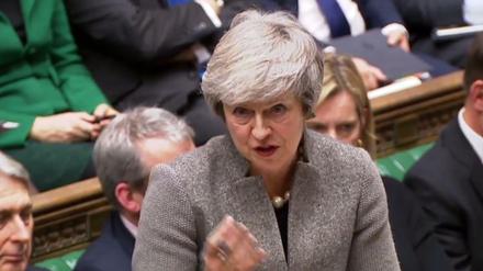 Großbritanniens Premierministerin Theresa May kämpft im Parlament um den Brexit-Deal.