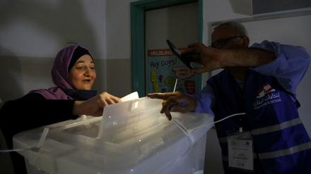 Eine Frau gibt ihre Stimme in einem Wahllokal während eines Stromausfalls bei den Parlamentswahlen im Libanon ab.
