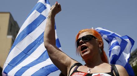 Eine Griechin demonstriert am Sonntag in Athen für die griechische Regierung.