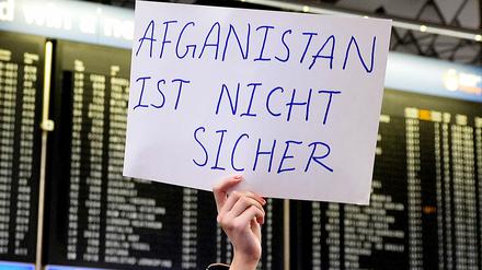 Demonstration gegen geplante Abschiebungen am Flughafen Frankfurt/Main.