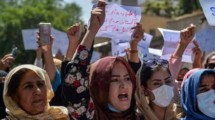Proteste von Frauen auf den Straßen Kabuls. Die Taliban drohen, schüchtern ein und suchen gezielt nach den Organisator:innen.