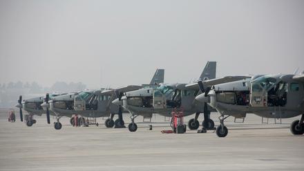 Flugzeuge vom Typ Cessna 208 warten in Kabul auf ihren Einsatz. Die Flotte der jungen afghanischen Luftwaffe besteht derzeit aus knapp 140 Flugzeugen.