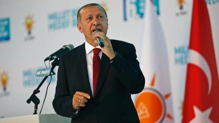 Recep Tayyip Erdogan, Staatspräsident der Türkei, hält eine Rede beim Kongress seiner Partei (AKP).
