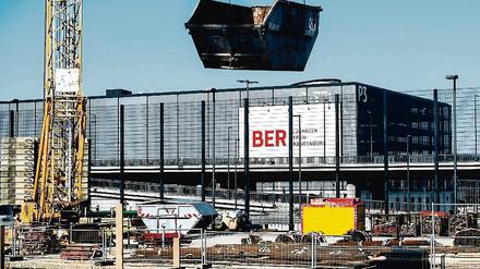 Blick auf eine Baustelle am Südpier des neuen Hauptstadtflughafens Berlin Brandenburg Willy Brandt (BER). 