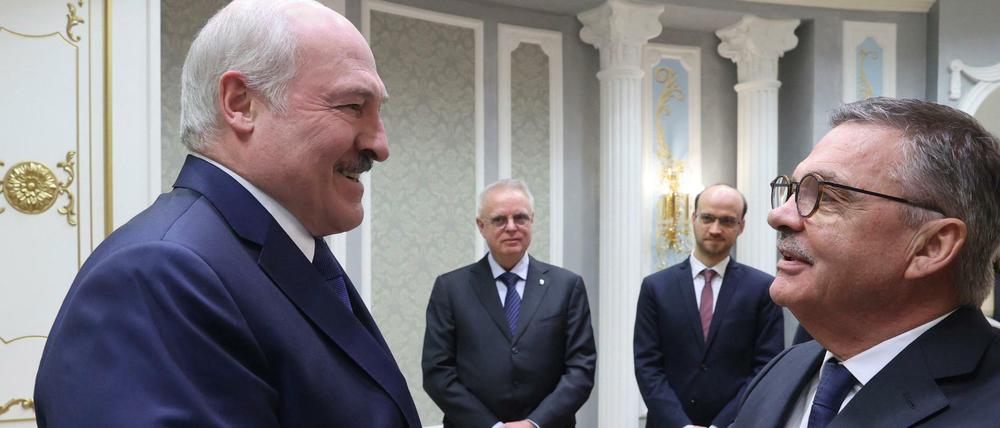 Der belarussische Machthaber Alexander Lukaschenko empfing am Montag in Minsk den Chef des internationalen Eishockeyverbands, René Fasel (rechts). 