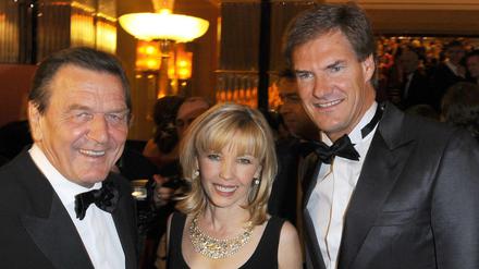 Gut befreundet. Ex-Bundeskanzler Gerhard Schröder (links), seine Frau Doris Schröder-Köpf sowie AWD-Gründer Carsten Maschmeyer.