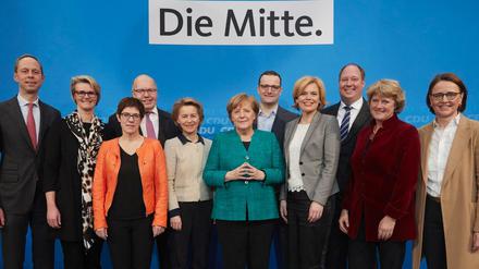 HBundeskanzlerin und CDU-Chefin Angela Merkel (M) mit den CDU-Ministern und Staatssekretären im Kabinett einer möglichen neuen großen Koalition.
