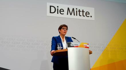 Annegret Kramp-Karrenbauer erklärt ihren Rücktritt bei einer Pressekonferenz in Berlin.
