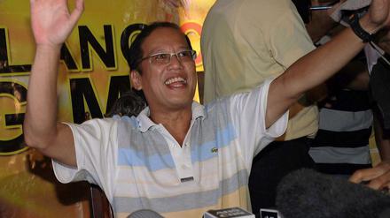 Siegerpose? Senator Benigno liegt nach ersten Hochrechnungen bei den Wahlen auf den Philippinen vorn.