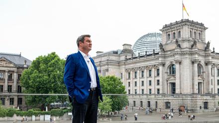 Markus Söder, Vorsitzender der CSU und Ministerpräsident von Bayern, steht am Rande des ARD-Sommerinterview in der Sendung «Bericht aus Berlin» vor dem Reichstag.