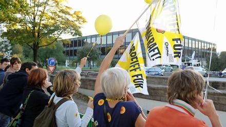 Atomkraftgegner demonstrieren in Stuttgart mit Fahnen und Transparenten gegen die Atompläne der schwarz-gelben Bundesregierung. Im Hintergrund der Landtag.