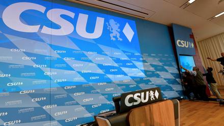 Arbeiter bauen den Hintergrund für die CSU-Wahlveranstaltung in München auf. 