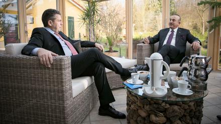 Teetrinker im Wintergarten. Der deutsche Außenminister Siegmar Gabriel und sein türkischer Amtskollege Mevlüt Cavusoglu (rechts).