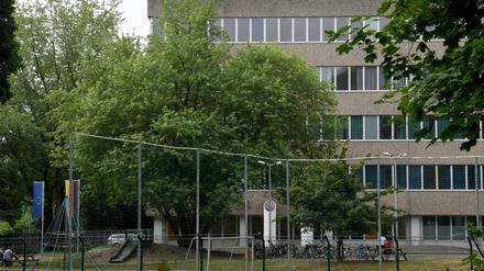 Die Europa und Deutschlandfahne hängt vor dem Gebäude der Außenstelle des Bundesamt für Migration und Flüchtlinge (BAMF). 