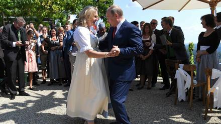 Die Braut Karin Kneissl und der russische Präsident beim Tanz.