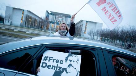 Mit einem Autokorso demonstrieren Berliner vor dem Bundeskanzleramt für die Freilassung des «Welt»-Korrespondenten Deniz Yücel. 