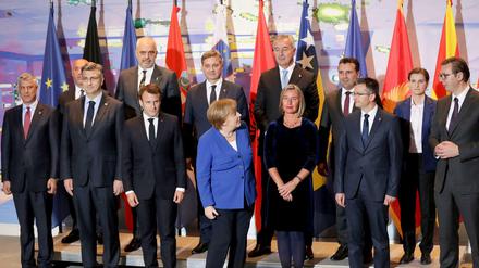 Bundeskanzlerin Angela Merkel (Mitte) und Frankreichs Staatspräsident Emmanuel Macron stehen beim Gruppenfoto mit Teilnehmern der Balkan-Konferenz im Kanzleramt.