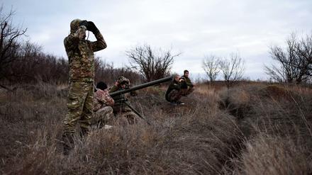 Ein Konflikt, unter dem auch viele Kinder leiden. Soldaten der 46. Spezialeinheit des Kampfverbandes Bataillon Donbass observieren ein Gebiet bei Nowoluhansk im Oblast Donezk. 