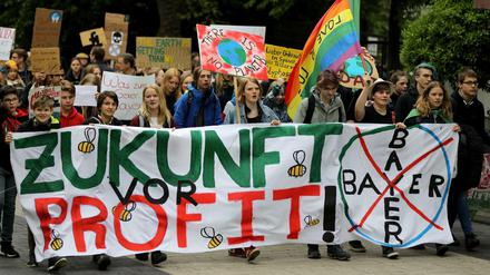  Klima-Aktivisten der "Fridays for Future"-Bewegung halten auf dem Weg zur Hauptversammlung von Bayer ein Transparent mit der Aufschrift "Zukunft vor Profit". 
