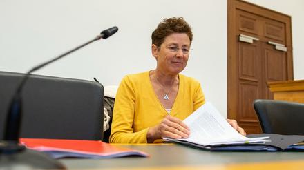 Die Gießener Ärztin Kristina Hänel sitzt vor Beginn des Berufungsprozesses im Gerichtssaal. 