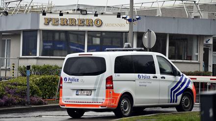 Ein Polizeifahrzeug steht vor der Ferrero-Fabrik. Die belgische Staatsanwaltschaft gegen das Unternehmen.