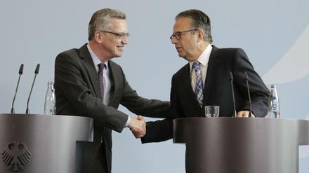 Der Innenminister (Thomas de Maizière, CDU, rechts) und seine Krisenmanager (Frank-Jürgen Weise).
