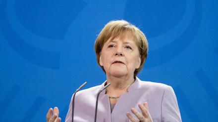 Bundeskanzlerin Angela Merkel (CDU) spricht in Berlin im Bundeskanzleramt auf einer Pressekonferenz zu den Medienvertretern.