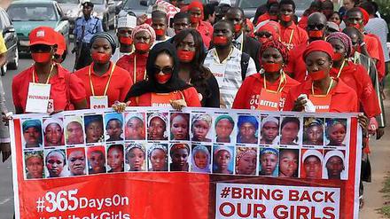 Zum Jahrestag der Entführung der Mädchen protestieren in der nigerianischen Hauptstadt Abuja diese Männer und Frauen gegen die Untätigkeit der Regierung. 