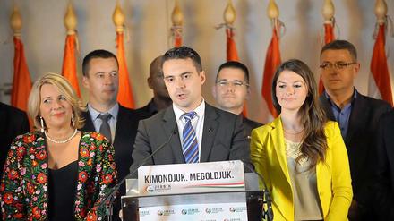 Auf einem deutlich rechtsextremen Kurs befindet sich die Jobbik-Partei aus Ungarn unter ihrem Parteichef Gabor Vona (Mitte)