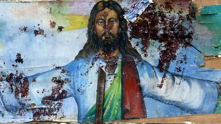 Blut auf dem Christusbild: Das Porträt aus der Kirche mit den Spuren des Anschlags wurde zur Ikone der Trauer und des Protestes. 